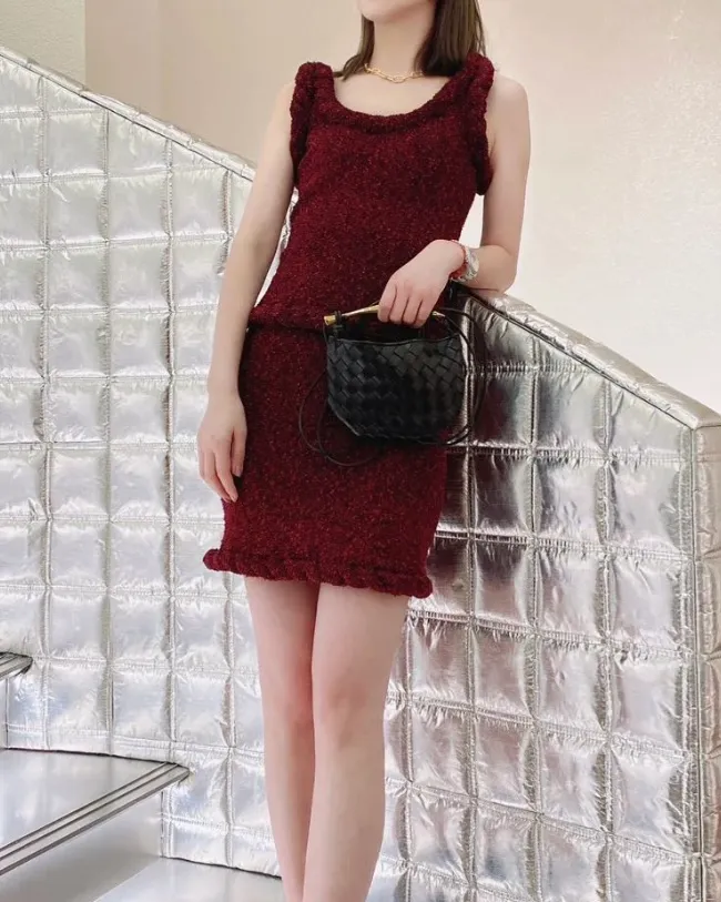 Take it to a party or dinner, it’s just the right amount of luxury and elegance~